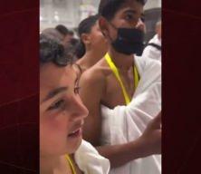 G&ouml;zyaşları Kabe'nin &ouml;rt&uuml;s&uuml;ne karıştı! Gazzeli yetimler Beytullah'a kavuştu