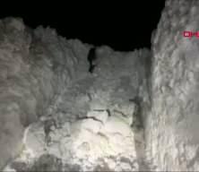 Hakkari'de &ccedil;ığ d&uuml;şen k&ouml;y yolu ulaşıma a&ccedil;ıldı: Kar kalınlığı dikkat &ccedil;ekti