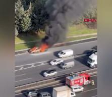 İstanbul Esenyurt'ta yanan otomobil hurdaya d&ouml;nd&uuml;