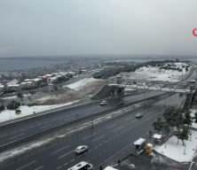 Kar yağışı Beylikd&uuml;z&uuml;'n&uuml; beyaza b&uuml;r&uuml;d&uuml;!