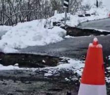 Kar yağışı sonrası mahalle yolu heyelana teslim oldu