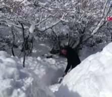 Kentte kar kalınlığı 2 metreyi aştı! K&ouml;yl&uuml;ler k&uuml;rekler ile yolları a&ccedil;arak evine gidiyor