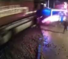 Kırıkkakele'de tren  hemzemin ge&ccedil;itteki minib&uuml;se &ccedil;arptı