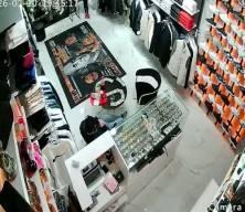  Antalya'da y&uuml;rekleri ısıtan diyalog! Babasına hediye almak isteyen esnaftan anlamlı jest