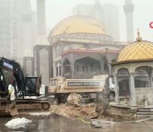 Korkutan anlar: Yoğun yağış sonrası cami avlusu &ccedil;&ouml;kt&uuml;