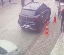 &Ouml;ğretmene okul &ouml;n&uuml;nde dehşet: &Ouml;nce yumruk attı sonra silahını &ccedil;ekti