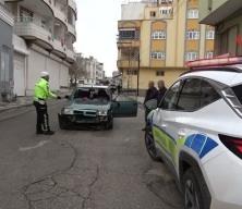 Otomobil ile motosiklet &ccedil;arpıştı! Yaralılar var