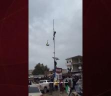 PKK/SDG işgalinden kurtarılan b&ouml;lgelerde halk, &ouml;rg&uuml;te ait s&ouml;zde bayrakları indirdi