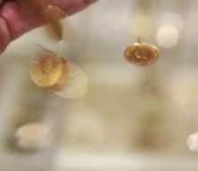 Uzmanlar gram altın i&ccedil;in ikiye b&ouml;l&uuml;nd&uuml;