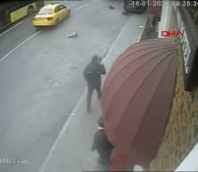 Taksim&rsquo;de şof&ouml;r el frenini &ccedil;ekmeyi unuttu turist minib&uuml;s&uuml; ağaca &ccedil;arptı