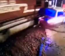 Tren rayda kalan dolmuşa &ccedil;arptı, s&uuml;r&uuml;c&uuml; saniyelerle kurtuldu