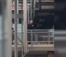 Trump'tan fabrika &ccedil;alışanına tepki &ccedil;eken parmak hareketi