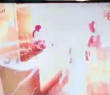 Zeytinburnu'nda siteye getirilen kargo paketi patladı! O anlar g&uuml;venli kamerasına yansıdı