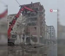 8 katlı bina bir anda yerle bir oldu