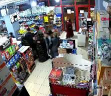 Adana'da husumetli akrabaları market kavga etti ortalık bir anda karıştı!