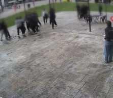 Akran zorbalığında esnaf genci lin&ccedil; edilmekten kurtardı