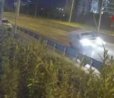 Alkoll&uuml; s&uuml;r&uuml;c&uuml;n&uuml;n kullandığı ara&ccedil; bariyere ok gibi saplandı... O anlar kamerada