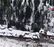 Ayder'de kar festivali kayakla başladı; kardan &ccedil;ay bardağı g&ouml;r&uuml;c&uuml;ye &ccedil;ıktı