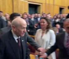 Bah&ccedil;eli&rsquo;nin y&uuml;z&uuml;k ve rozeti grup toplantısına damga vurdu