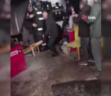 Bing&ouml;l'de yolunu şaşıran kurt girdiği d&uuml;kkanda panik yarattı