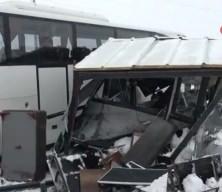 Bitlis&rsquo;te yolcu otob&uuml;s&uuml; polis kul&uuml;besine &ccedil;arptı