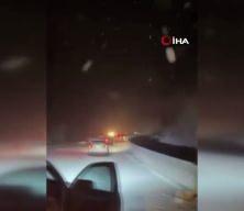 Bursa'da kar yağışı yolu kapattı! 20 ara&ccedil; mahsur kaldı