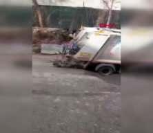 CHP'li belediyede bu da oldu! Ataşehir'de yol &ccedil;&ouml;k&uuml;nce &ccedil;&ouml;p kamyonu &ccedil;ukura g&ouml;m&uuml;ld&uuml;