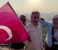 Destici, bayrak yakan b&ouml;l&uuml;c&uuml;lere Nur Dağı&rsquo;ndan T&uuml;rk bayrağı sallayarak cevap verdi