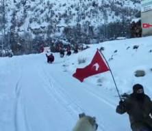 Erzurumlu gen&ccedil;lerden sınırdaki T&uuml;rk bayrağına saldırıya bayraklı tepki