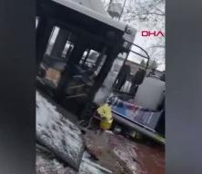  Esenler'de İETT otob&uuml;s&uuml; otoparka daldı &ouml;n&uuml;ne &ccedil;ıkan ara&ccedil;ları ezdi ge&ccedil;ti