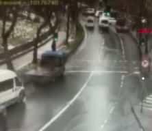 Esenler'de İETT otob&uuml;s&uuml;n&uuml;n otoparka daldığı anlar ortaya &ccedil;ıktı: Faciadan d&ouml;n&uuml;lm&uuml;ş