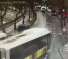 Esenler'de İETT otob&uuml;s&uuml;n&uuml;n otoparka daldığı anlarda bir kişi kıl payı kurtulmuş