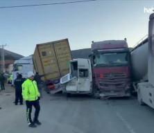 Hatay'da 11 ara&ccedil; zincirleme kazaya karıştı: &Ccedil;ok sayıda yaralı var