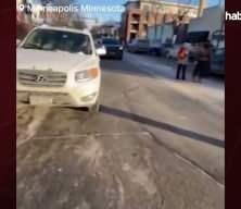 ICE bir kişiyi daha sokak ortasında &ouml;ld&uuml;rd&uuml;