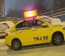 İstanbul'da yoğun kar yağışı! S&uuml;r&uuml;c&uuml;lerin zor anları