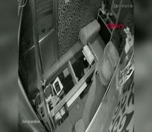 Kağıthane&rsquo;de kuyumcu soygunu kamerada; 40 saniyede 1.5 milyon liralık altın &ccedil;aldılar