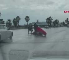 Kara yoluna d&uuml;şen T&uuml;rk bayrağını katlayıp, kaldırdılar