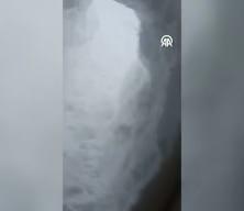 Kars'ta kara g&ouml;m&uuml;len evinden &ccedil;ıkan vatandaşın o anlar viral olduı