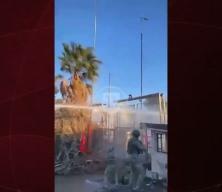  Mardin Nusaybin&ndash;Kamışlı sınır kapısında komandolar T&uuml;rk bayrağını tekrar g&ouml;ndere &ccedil;ektiği anlar.