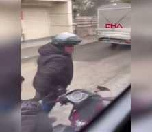 Motosiklet s&uuml;r&uuml;c&uuml;s&uuml;, yol verme kavgasında servis minib&uuml;s&uuml;n&uuml;n camını kaskıyla kırdı