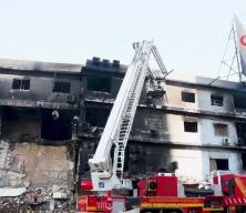 Pakistan'da yanan AVM enkazında kayıplar aranıyor: 60 &ouml;l&uuml;!