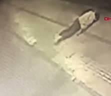 Paramedik Hamit Aras davasında y&uuml;rek yakan anlar: Anne g&ouml;r&uuml;nt&uuml;ler karşısında g&ouml;zyaşlarına boğuldu