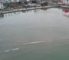 Silivri ve Avcılar&rsquo;da deniz metrelerce &ccedil;ekildi: Sahilde şaşırtan g&ouml;r&uuml;nt&uuml;ler