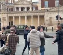 Ter&ouml;r &ouml;rg&uuml;t&uuml; YPG yandaşları Londra'da vatandaşlara saldırdı