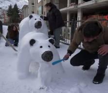 Tır şof&ouml;r&uuml;n&uuml;n kardan yaptığı ayı ailesi ilgi odağı oldu