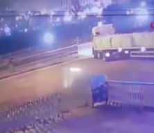 Tıra ok gibi saplandı: Gen&ccedil;lerin feci sonu y&uuml;rekleri dağladı