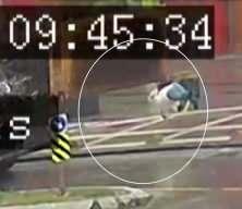 &Uuml;sk&uuml;dar'da Belediyesi'ne ait hafriyat kamyonunun a&ccedil;ılan damperi yayaya &ccedil;arptı