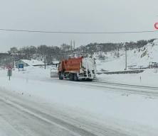 Yolcu otob&uuml;sleri ilerleyemedi, 700 kişi kara yollarında mahsur kaldı!