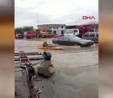 Adana'da sağanak; G&ouml;lde değil sokakta kano keyfi