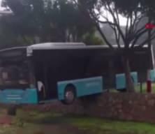 Antalya'da facianın eşiğinden d&ouml;n&uuml;ld&uuml;: Halk otob&uuml;s&uuml; duvarda asılı kaldı